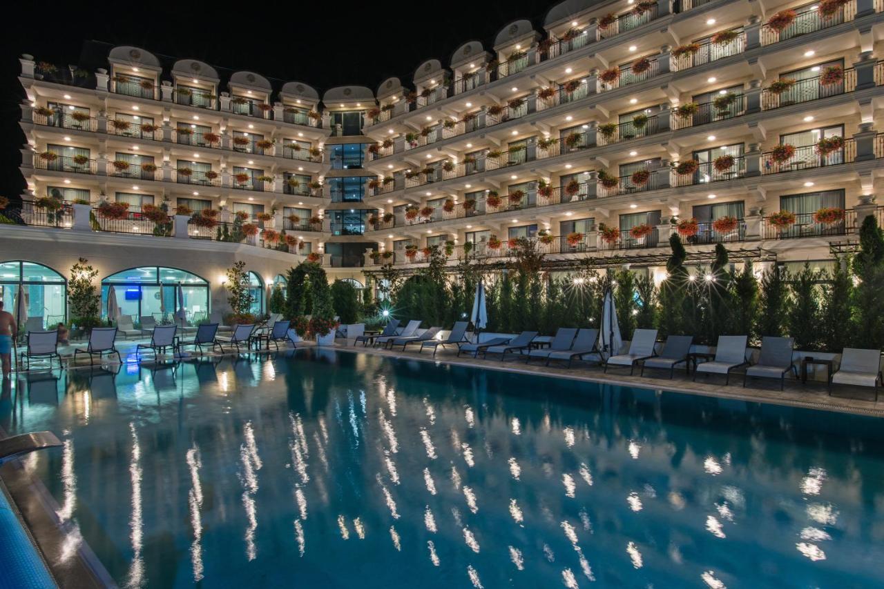 Casa Di Fiore Spa And Medical Hotel, Mineral Pools & Private Beach Kranevo Bagian luar foto The hotel at night