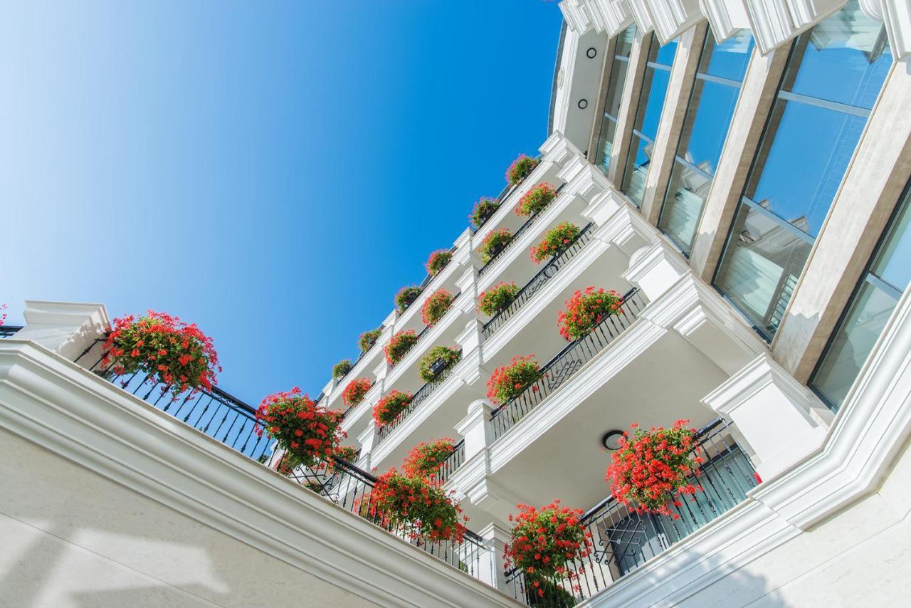 Casa Di Fiore Spa And Medical Hotel, Mineral Pools & Private Beach Kranevo Bagian luar foto The hotel's balconies