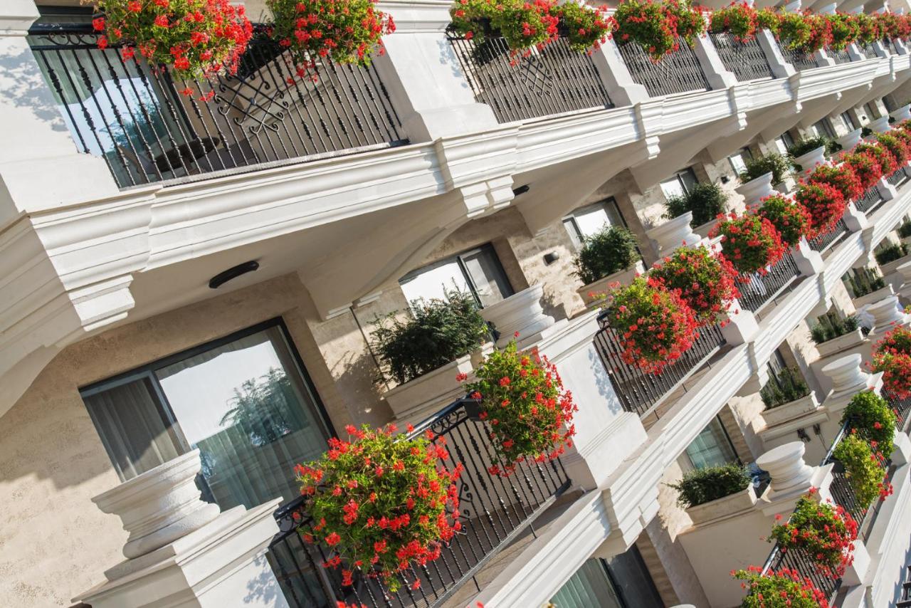 Casa Di Fiore Spa And Medical Hotel, Mineral Pools & Private Beach Kranevo Bagian luar foto The Hotel's balconies