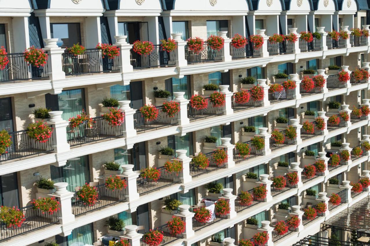 Casa Di Fiore Spa And Medical Hotel, Mineral Pools & Private Beach Kranevo Bagian luar foto Balconies of the hotel