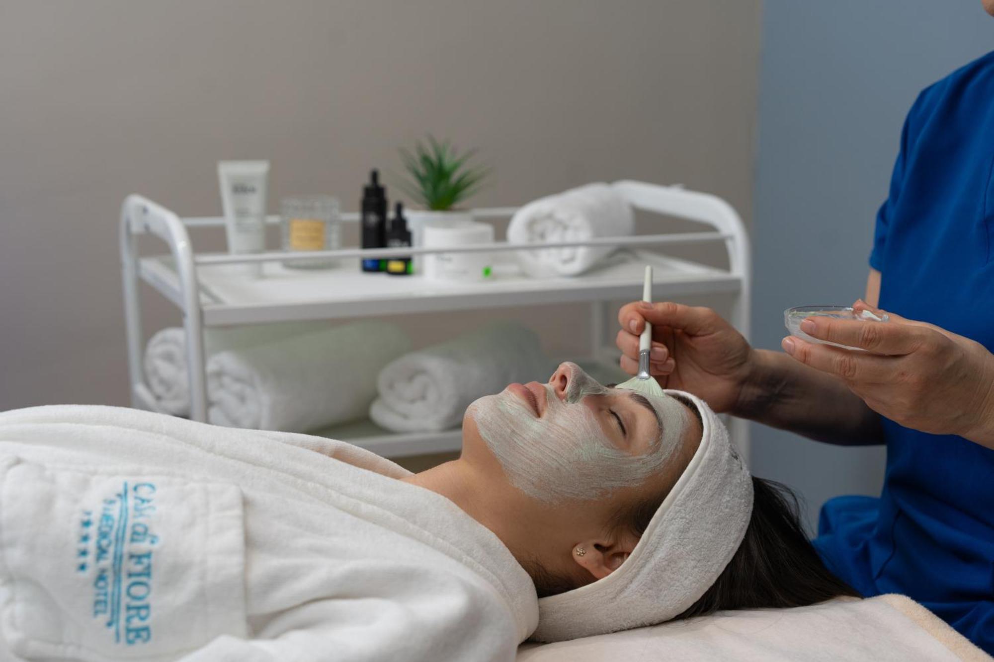 Casa Di Fiore Spa And Medical Hotel, Mineral Pools & Private Beach Kranevo Bagian luar foto A woman receiving a facial treatment