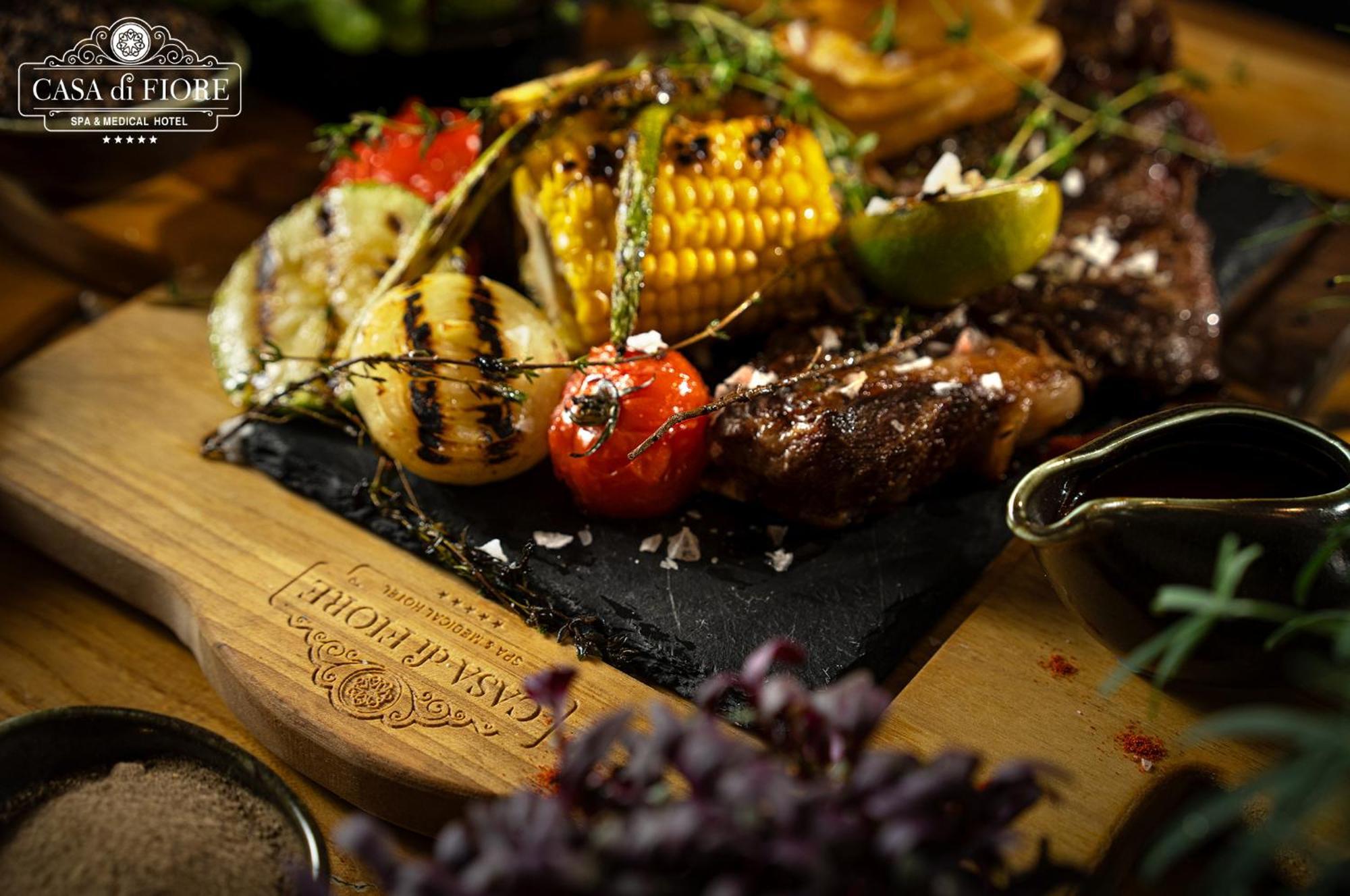 Casa Di Fiore Spa And Medical Hotel, Mineral Pools & Private Beach Kranevo Bagian luar foto A grilled vegetable and meat platter