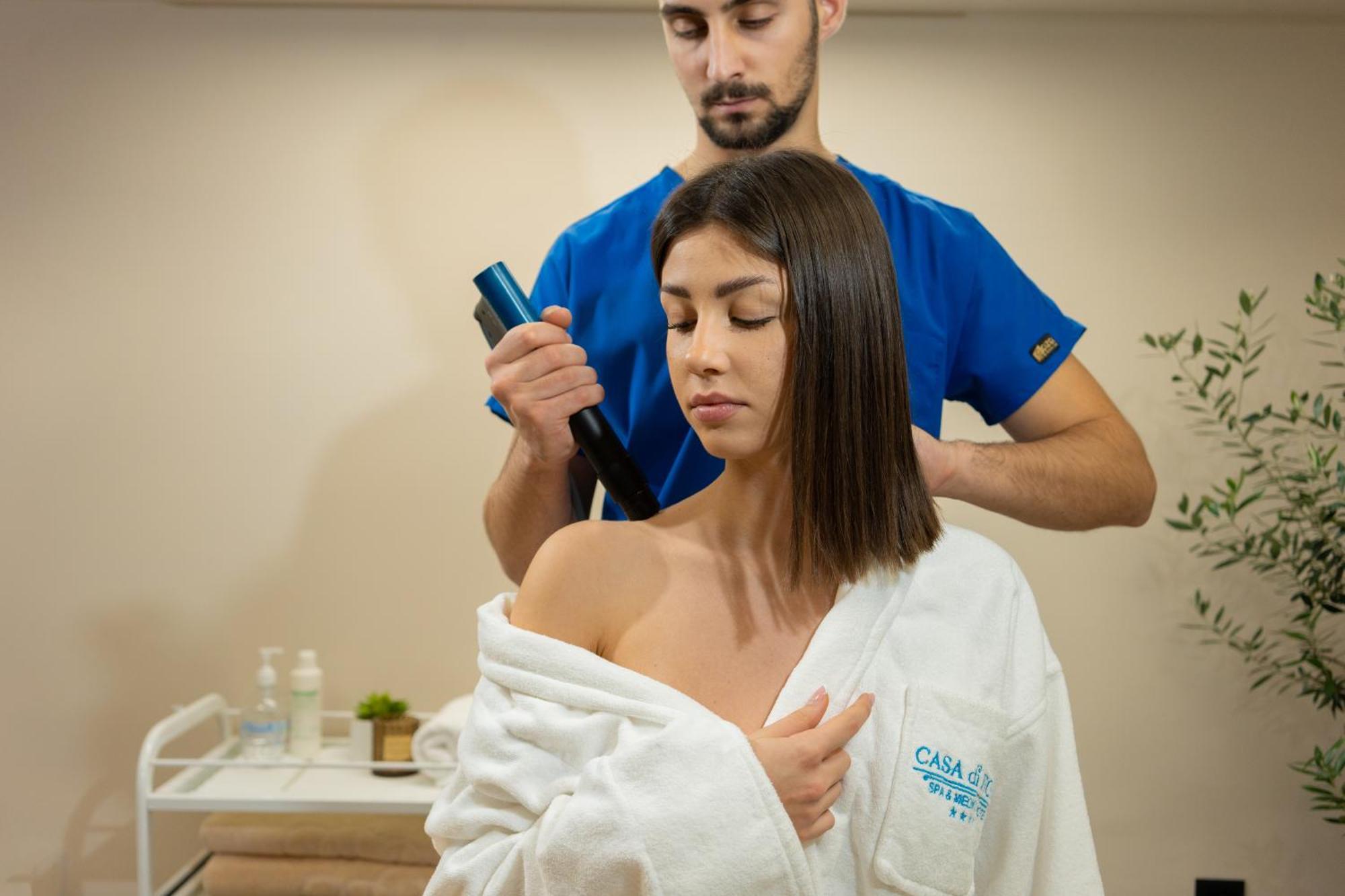 Casa Di Fiore Spa And Medical Hotel, Mineral Pools & Private Beach Kranevo Bagian luar foto A woman receiving a massage
