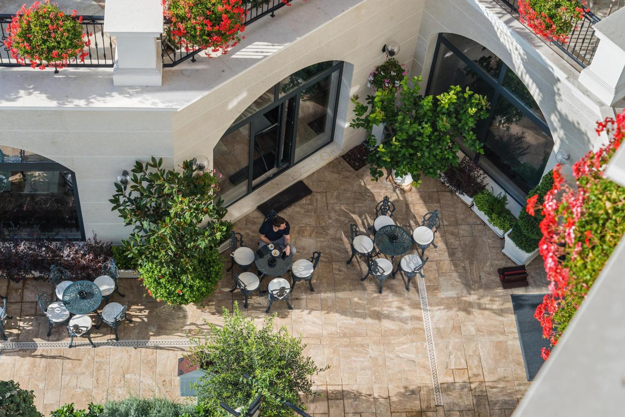 Casa Di Fiore Spa And Medical Hotel, Mineral Pools & Private Beach Kranevo Bagian luar foto The courtyard of the hotel