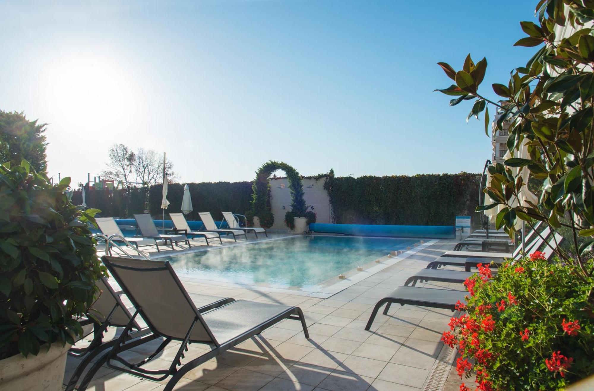 Casa Di Fiore Spa And Medical Hotel, Mineral Pools & Private Beach Kranevo Bagian luar foto The pool at the hotel